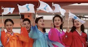 (2)N. Korea cheer group arrives in Pusan